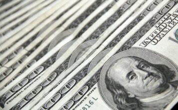 Günlük hayatımızın neredeyse her alanında ekonomiyle karşı karşıyayız. Marketten aldığımız ürünün fiyatından devletin uyguladığı vergi politikalarına, döviz kurlarından işsizlik oranına kadar birçok kavram, ekonomik yapının doğrudan etkisi altındadır. Bu nedenle ekonomi öğrenmek, yalnızca iş dünyasında faaliyet gösterenler için değil; bireysel yaşamını bilinçli bir şekilde yönetmek isteyen herkes için önemli bir ihtiyaçtır. Konulu bir haber görseli.