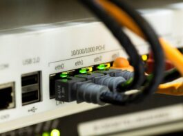 Nesnelerin İnterneti (IoT), her geçen gün hayatımıza daha fazla entegre olan ve çevremizdeki pek çok cihazı internetle birbirine bağlayan bir teknolojidir. Akıllı telefonlardan evdeki cihazlara kadar birçok ürün, IoT sayesinde birbirleriyle iletişim kurar ve veri paylaşır. Bu sistemin en büyük avantajı, verilerin daha hızlı işlenmesi, analiz edilmesi ve bu bilgilerin bize daha akıllıca hizmetler sunmasıdır. Artık evlerimizdeki ışıklardan arabalarımıza kadar her şey internete bağlı, daha verimli ve akıllı bir hale gelmiş durumda. Bu yazıda, nesnelerin interneti teknolojisinin hayatımıza nasıl dokunduğunu ve yaşam tarzımızı nasıl dönüştürdüğünü inceleyeceğiz. Konulu bir haber görseli.