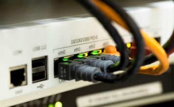 Nesnelerin İnterneti Hayatımıza Nasıl Dokunuyor Nesnelerin İnterneti (IoT), her geçen gün hayatımıza daha fazla entegre olan ve çevremizdeki pek çok cihazı internetle birbirine bağlayan bir teknolojidir. Akıllı telefonlardan evdeki cihazlara kadar birçok ürün, IoT sayesinde birbirleriyle iletişim kurar ve veri paylaşır. Bu sistemin en büyük avantajı, verilerin daha hızlı işlenmesi, analiz edilmesi ve bu bilgilerin bize daha akıllıca hizmetler sunmasıdır. Artık evlerimizdeki ışıklardan arabalarımıza kadar her şey internete bağlı, daha verimli ve akıllı bir hale gelmiş durumda. Bu yazıda, nesnelerin interneti teknolojisinin hayatımıza nasıl dokunduğunu ve yaşam tarzımızı nasıl dönüştürdüğünü inceleyeceğiz. Konulu bir haber görseli.