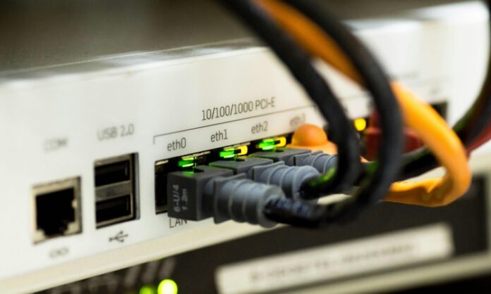 Nesnelerin İnterneti (IoT), her geçen gün hayatımıza daha fazla entegre olan ve çevremizdeki pek çok cihazı internetle birbirine bağlayan bir teknolojidir. Akıllı telefonlardan evdeki cihazlara kadar birçok ürün, IoT sayesinde birbirleriyle iletişim kurar ve veri paylaşır. Bu sistemin en büyük avantajı, verilerin daha hızlı işlenmesi, analiz edilmesi ve bu bilgilerin bize daha akıllıca hizmetler sunmasıdır. Artık evlerimizdeki ışıklardan arabalarımıza kadar her şey internete bağlı, daha verimli ve akıllı bir hale gelmiş durumda. Bu yazıda, nesnelerin interneti teknolojisinin hayatımıza nasıl dokunduğunu ve yaşam tarzımızı nasıl dönüştürdüğünü inceleyeceğiz. Konulu bir haber görseli.