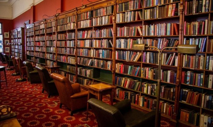 Nicel araştırma, bilimsel verilerin sayısal olarak toplanması ve analiz edilmesi sürecidir. Bu araştırma türü, büyük veri setlerini analiz etmek için güçlü araçlar sunar ve sayısal sonuçlara dayanarak genel eğilimleri, ilişkileri veya trendleri anlamaya çalışır. Nicel araştırma, genellikle sayılar, yüzdeler, oranlar ve diğer sayısal göstergeler kullanılarak yapılır. Bu sayede, karmaşık sosyal, psikolojik veya ekonomik olgular daha anlaşılır ve ölçülebilir hale gelir. Konulu bir haber görseli.