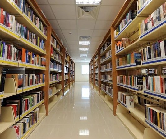 Nitel araştırma, genellikle insanlar ve topluluklar hakkında derinlemesine bilgi edinmek amacıyla kullanılan bir araştırma yöntemidir. Bu yöntem, sayısal verilere değil, nitel verilere dayalıdır ve bireylerin düşünce, duygu, davranışları ve toplumsal olgular üzerinde yoğunlaşır. Nitel araştırma, karmaşık ve çok yönlü sosyal fenomenleri anlamak, bireylerin ya da grupların deneyimlerini ve bakış açılarını keşfetmek amacıyla kullanılan güçlü bir araçtır. Konulu bir haber görseli.