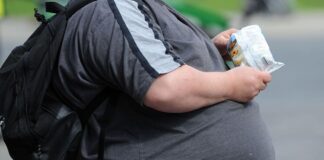 Günümüzde dünya genelinde yaygınlığı giderek artan obezite, yalnızca estetik ya da yaşam tarzı sorunu değil, ciddi bir halk sağlığı meselesi olarak kabul edilmektedir. Dünya Sağlık Örgütü (DSÖ) başta olmak üzere pek çok uluslararası sağlık otoritesi, obeziteyi tıbbi bir hastalık olarak tanımlar. Bu tanım yalnızca fazla kilolu olmakla ilgili değildir; vücuttaki yağ oranının sağlığı tehdit edecek seviyelere ulaşması ve bu durumun çok sayıda fiziksel, metabolik ve psikolojik soruna yol açması esas alınır. Obezitenin, kalp-damar hastalıklarından diyabete, hormon dengesizliklerinden kanser türlerine kadar birçok sağlık sorunuyla doğrudan ilişkili olduğu bilimsel olarak kanıtlanmıştır. Konulu bir haber görseli.