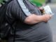 Obezite Neden Hastalık Olarak Kabul Edilir Günümüzde dünya genelinde yaygınlığı giderek artan obezite, yalnızca estetik ya da yaşam tarzı sorunu değil, ciddi bir halk sağlığı meselesi olarak kabul edilmektedir. Dünya Sağlık Örgütü (DSÖ) başta olmak üzere pek çok uluslararası sağlık otoritesi, obeziteyi tıbbi bir hastalık olarak tanımlar. Bu tanım yalnızca fazla kilolu olmakla ilgili değildir; vücuttaki yağ oranının sağlığı tehdit edecek seviyelere ulaşması ve bu durumun çok sayıda fiziksel, metabolik ve psikolojik soruna yol açması esas alınır. Obezitenin, kalp-damar hastalıklarından diyabete, hormon dengesizliklerinden kanser türlerine kadar birçok sağlık sorunuyla doğrudan ilişkili olduğu bilimsel olarak kanıtlanmıştır. Konulu bir haber görseli.