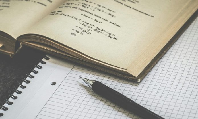 Odev-Nedir-ve-Egitimdeki-Onemi Ödevlerin amacı, öğrencilere öğretim sürecini destekleyici bir kaynak sunmaktır. Öğrenciler, okulda öğrendikleri konuları evde de tekrar ederek pekiştirirler. Bu süreç, dersin özünü kavramalarına yardımcı olur ve akademik başarılarını artırır.