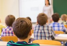 Öğrenci merkezli eğitim sistemi, öğrencilerin kendi öğrenme süreçlerinde aktif rol oynadığı bir öğretim modelidir. Bu sistemde öğretmen, yalnızca bilgiyi aktaran bir araç değil, öğrencinin öğrenme yolculuğunda rehberlik eden bir figürdür. Öğrencilerin bireysel ilgi alanlarına, öğrenme stillerine ve ihtiyaçlarına göre ders içerikleri şekillenir.