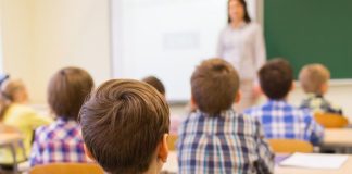 Öğrenci merkezli eğitim sistemi, öğrencilerin kendi öğrenme süreçlerinde aktif rol oynadığı bir öğretim modelidir. Bu sistemde öğretmen, yalnızca bilgiyi aktaran bir araç değil, öğrencinin öğrenme yolculuğunda rehberlik eden bir figürdür. Öğrencilerin bireysel ilgi alanlarına, öğrenme stillerine ve ihtiyaçlarına göre ders içerikleri şekillenir.