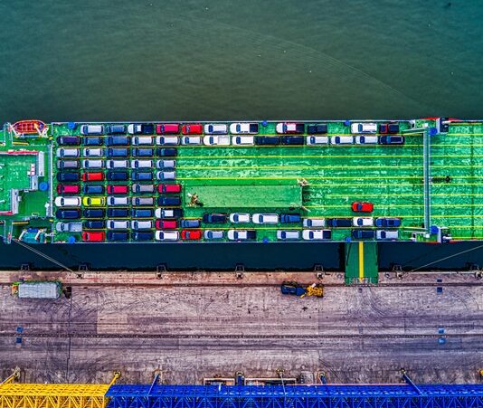 Oligopol, birkaç büyük firmanın bir sektörde hâkim olduğu piyasa yapısını ifade eder. Bu tür piyasalarda, rekabet, küçük işletmelerin sektöre girmesiyle değil, büyük şirketler arasındaki stratejik hamlelerle şekillenir. Oligopol, özellikle fiyatlar, rekabet ve pazar payı gibi konularda şirketlerin birbirini etkileyerek piyasayı yönlendirdiği bir yapıdır. Oligopolist şirketler, pazarın büyük kısmını kontrol ederken, birbirlerini yakından takip eder ve stratejik kararlar alarak fiyatları ve arzı etkilerler. Bu yazıda oligopolün ne olduğunu, nasıl işlediğini ve ekonomiye olan etkilerini daha detaylı inceleyeceğiz. Konulu bir haber görseli.