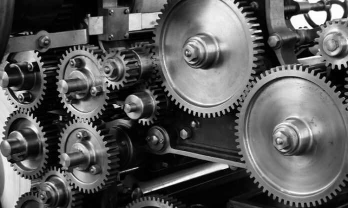 Teknolojinin hızlı gelişimiyle birlikte otomasyon sistemleri, modern iş dünyasının merkezinde yer almaya başladı. İnsan gücüne olan bağımlılığı azaltan ve süreçleri daha verimli hale getiren bu sistemler, birçok sektörde köklü değişimlere yol açıyor. Özellikle üretimden sağlığa, tarımdan finansa kadar geniş bir yelpazede etkili olan otomasyon, iş yapış biçimlerini dönüştürüyor. Bu dönüşüm sadece makinelerin iş gücünün yerini almasıyla sınırlı kalmıyor, aynı zamanda veri odaklı karar alma, kalite kontrol ve süreç optimizasyonu gibi alanlarda da devrim yaratıyor. Konulu bir haber görseli.