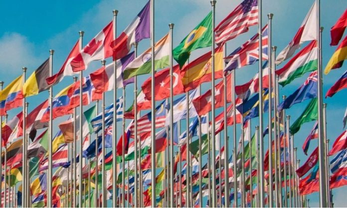 Eğitim, her toplumun gelişmesi için en önemli unsurlardan biri olarak kabul edilir ve ülkeler, eğitim sistemlerini sürekli olarak geliştirmeye çalışır. Bu çabalar, uluslararası değerlendirme sistemleriyle ölçülerek, ülkelerin eğitim kalitesinin kıyaslanmasına olanak sağlar. PISA sınavları, eğitim kalitesini ölçmede kullanılan en prestijli araçlardan biridir. Ancak, bu sınavların gerçekten ülkeler arasındaki eğitim kalitesini doğru bir şekilde yansıtıp yansıtmadığı konusunda farklı görüşler bulunmaktadır. Bu yazıda, PISA sınavlarını ve bu sınavların ülkeler arası eğitim kalitesini nasıl ölçtüğünü inceleyecek ve eleştirel bir bakış açısı sunacağız. Konulu bir haber görseli.