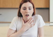 Panik Atakla Anksiyete Arasındaki Farklar Nelerdir Günümüz toplumunda artan stres, belirsizlik ve baskı, bireylerin ruh sağlığını doğrudan etkileyen temel faktörler haline gelmiştir. Bu durum birçok kişinin anksiyete ya da panik atak benzeri duygular yaşamasına neden olur. Ancak her ikisi de yoğun kaygı ve korku durumları ile ilişkilendirilse de aralarında önemli farklılıklar bulunmaktadır. Panik atak ani başlayan ve yoğun fiziksel belirtilerle kendini gösteren bir kriz halini alırken, anksiyete genellikle daha uzun süreli, düşük seviyeli bir endişe durumudur. Her iki durumun da günlük yaşam kalitesi üzerinde ciddi etkileri olabilir ve ayırt edilmeden ele alındığında yanlış yaklaşımlar gelişebilir. Bu nedenle doğru tanı ve uygun destek süreçleri için panik atak ile anksiyete arasındaki farkların iyi anlaşılması gerekir. Konulu bir haber görseli.