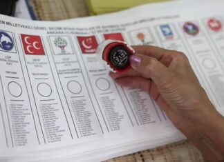 Siyaset, doğası gereği farklı fikirlerin, çıkarların ve ideolojilerin rekabeti üzerine kuruludur. Bu çok seslilik içerisinde siyasi partiler, halkın taleplerini temsil eden ve karar alma mekanizmalarında söz sahibi olan ana aktörlerdir. Ancak zaman zaman bu partiler arasındaki çekişmeler toplumun önemli bir kısmında hayal kırıklığı yaratabilir ve “partiler üstü siyaset” arayışları gündeme gelir. Partiler üstü siyaset kavramı, siyasi ideolojilerin ötesinde, sadece halkın ortak çıkarlarına odaklanan bir yönetim anlayışını ifade eder. Peki, gerçekten böyle bir siyaset biçimi mümkün müdür? Konulu bir haber görseli.