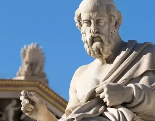 Platon, devletin üç ana sınıf tarafından yönetilmesi gerektiğini savunur: filozof krallar, askerler ve halk. Filozof krallar, en yüksek bilgiye sahip olanlar olarak devleti yönetmeli ve adaleti sağlamalıdır. Askerler, devletin savunmasını sağlarken, halk ise ekonomik üretim ve günlük yaşamın işleyişini üstlenecektir.