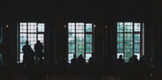 Popülizm, siyasette halkın doğrudan çıkarlarını savunduğunu iddia eden, elitlere ve mevcut kurumlara karşı halkın yanında durduğunu öne süren bir söylem biçimidir. Genellikle halkın ihtiyaçlarının ve taleplerinin göz ardı edildiği durumlarda, siyasetçiler tarafından bir çözüm olarak sunulur. Ancak popülizm, hem bir temsil aracı hem de kutuplaştırıcı bir siyasal strateji olarak görülebildiğinden, yararlı mı yoksa tehlikeli mi olduğu uzun zamandır akademik ve siyasal düzeyde tartışma konusudur. Bu tartışmanın özünde, popülizmin demokrasiyi güçlendirip güçlendirmediği ya da zayıflatıp zayıflatmadığı sorusu yatmaktadır. Konulu bir haber görseli.