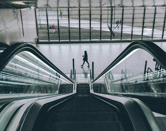 Şahıs şirketi kurmak, Türkiye'de girişimcilik yapmak isteyen bireyler için hem maliyet açısından uygun hem de bürokratik açıdan oldukça pratiktir. Ancak şirket kurma sürecinde en çok merak edilen konulardan biri, işletmenin adres bildirimiyle ilgilidir. Özellikle home ofis çalışanlar, freelancer’lar, dijital girişimciler ve e-ticaret yapanlar tarafından sıkça sorulan “Şahıs şirketi ev adresi olur mu?” sorusu, hem yasal mevzuat hem de uygulamadaki prosedürler açısından detaylı bir şekilde değerlendirilmelidir. Konulu bir haber görseli.