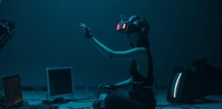 Sanal gerçeklik, teknolojinin gelişimiyle birlikte hayatımıza giren ve gerçek dünyadan tamamen farklı bir deneyim sunan dijital bir ortamdır. Kullanıcıları fiziksel ortamdan izole ederek sanal bir dünyanın içine sokan bu teknoloji, özellikle son yıllarda eğlence, eğitim, sağlık ve savunma gibi pek çok alanda kullanılmaya başlanmıştır. Gerçek dünyaya ait olmayan ancak kullanıcıya tamamen gerçek hissi veren bu ortamlar, özel donanımlar sayesinde üç boyutlu olarak deneyimlenir. Bu sayede kişiler, yalnızca izlemekle kalmaz; aynı zamanda bu dünyaların bir parçası haline gelir. Konulu bir haber görseli.