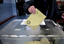 Demokrasilerin vazgeçilmez unsurlarından biri olan seçimler, halkın yönetime doğrudan katılımını sağlar. Ancak bu katılımın nasıl şekilleneceği, kullanılan seçim sistemlerine ve bu sistemlerin içindeki düzenlemelere bağlıdır. Bu düzenlemeler arasında yer alan seçim barajı, özellikle temsilde adalet ve yönetimde istikrar arasındaki dengeyi belirleme açısından kritik bir unsur olarak öne çıkar. Ancak uygulandığı her ülkede, seçim barajı çeşitli açılardan hem siyasal hem de toplumsal tartışmalara neden olmuştur. Bu nedenle “Seçim barajı neden vardır?” ve “Hangi amaçlara hizmet eder?” gibi sorular güncelliğini daima korur. Konulu bir haber görseli.