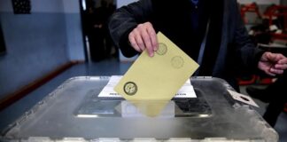 Demokrasilerin vazgeçilmez unsurlarından biri olan seçimler, halkın yönetime doğrudan katılımını sağlar. Ancak bu katılımın nasıl şekilleneceği, kullanılan seçim sistemlerine ve bu sistemlerin içindeki düzenlemelere bağlıdır. Bu düzenlemeler arasında yer alan seçim barajı, özellikle temsilde adalet ve yönetimde istikrar arasındaki dengeyi belirleme açısından kritik bir unsur olarak öne çıkar. Ancak uygulandığı her ülkede, seçim barajı çeşitli açılardan hem siyasal hem de toplumsal tartışmalara neden olmuştur. Bu nedenle “Seçim barajı neden vardır?” ve “Hangi amaçlara hizmet eder?” gibi sorular güncelliğini daima korur. Konulu bir haber görseli.