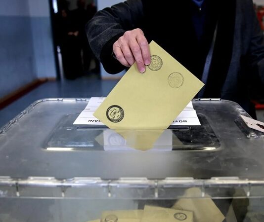 Demokrasilerin vazgeçilmez unsurlarından biri olan seçimler, halkın yönetime doğrudan katılımını sağlar. Ancak bu katılımın nasıl şekilleneceği, kullanılan seçim sistemlerine ve bu sistemlerin içindeki düzenlemelere bağlıdır. Bu düzenlemeler arasında yer alan seçim barajı, özellikle temsilde adalet ve yönetimde istikrar arasındaki dengeyi belirleme açısından kritik bir unsur olarak öne çıkar. Ancak uygulandığı her ülkede, seçim barajı çeşitli açılardan hem siyasal hem de toplumsal tartışmalara neden olmuştur. Bu nedenle “Seçim barajı neden vardır?” ve “Hangi amaçlara hizmet eder?” gibi sorular güncelliğini daima korur. Konulu bir haber görseli.