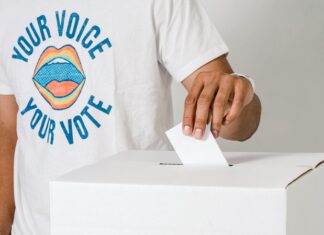 Seçim sistemleri, demokratik yönetimlerin temel yapı taşlarından biridir. Vatandaşların siyasal tercihlerinin yönetime yansımasını sağlayan bu mekanizmalar, sadece kimlerin iktidara geleceğini değil, aynı zamanda halkın iradesinin ne kadar adil ve dengeli bir biçimde temsil edileceğini de belirler. Bu yüzden seçim sistemlerinin yapısı, bir ülkenin siyasi temsil kalitesiyle doğrudan ilişkilidir. Temsilin adaletli, çoğulcu ve kapsayıcı olabilmesi; seçim sisteminin işleyişine, kurallarına ve uygulama biçimine bağlıdır. Konulu bir haber görseli.