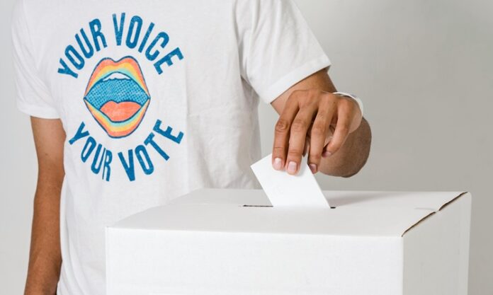 Seçim sistemleri, demokratik yönetimlerin temel yapı taşlarından biridir. Vatandaşların siyasal tercihlerinin yönetime yansımasını sağlayan bu mekanizmalar, sadece kimlerin iktidara geleceğini değil, aynı zamanda halkın iradesinin ne kadar adil ve dengeli bir biçimde temsil edileceğini de belirler. Bu yüzden seçim sistemlerinin yapısı, bir ülkenin siyasi temsil kalitesiyle doğrudan ilişkilidir. Temsilin adaletli, çoğulcu ve kapsayıcı olabilmesi; seçim sisteminin işleyişine, kurallarına ve uygulama biçimine bağlıdır. Konulu bir haber görseli.