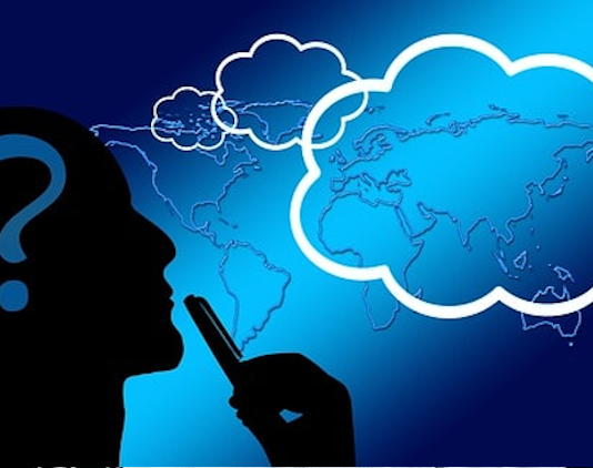 Sentetik düşünme becerisi, özellikle lise ve üniversite düzeyinde önem kazanmaktadır. Öğrencilerin proje tabanlı öğrenme, tartışma grupları ve problem çözme çalışmaları yoluyla bu yeteneği geliştirmesi teşvik edilir. Bu yaklaşım, sadece akademik başarıya değil, aynı zamanda hayat boyu öğrenme becerilerine de katkı sağlar.