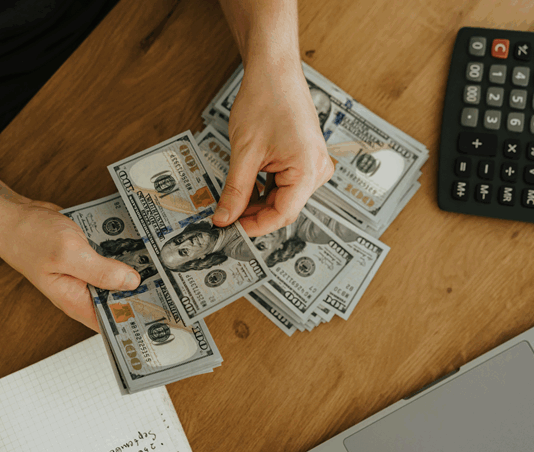 Yıllar boyunca “sermaye” dendiğinde akla ilk gelen şey para oldu. Çünkü geleneksel ticaret anlayışında sermaye, yatırım yapabilmek ve iş kurabilmek için mutlaka maddi birikim gerektirirdi. Ancak günümüzün değişen iş dünyasında sermaye artık sadece parayla ölçülmüyor. konulu bir görsel