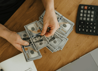 Ticaretin doğasında para vardır. Ama bugünün girişimcileri arasında hızla yayılan bir soru var: “Sermaye olmadan da ticaret yapılabilir mi?” Geleneksel anlayışa göre bir işe başlamak için önce maddi birikim gerekir. konulu bir görsel