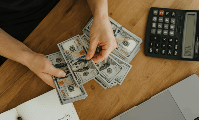 Ticaretin doğasında para vardır. Ama bugünün girişimcileri arasında hızla yayılan bir soru var: “Sermaye olmadan da ticaret yapılabilir mi?” Geleneksel anlayışa göre bir işe başlamak için önce maddi birikim gerekir. konulu bir görsel