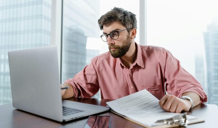 Günümüzün dijital dünyasında, e-ticaretin yükselmesiyle birlikte birçok kişi kendi işini kurma fırsatına sahip olmuştur. Ancak sermayesi olmayan kişiler için e-ticaret başlatmak bir engel gibi görünebilir. Neyse ki, sermayesiz e-ticaret yapmak mümkündür ve doğru stratejilerle başarılı bir iş kurmak mümkündür. Bu yazımızda, sermayesiz e-ticaret yapmanın yollarını ve nasıl başarılı olabileceğinizi anlatacağız. Konulu bir haber görseli.