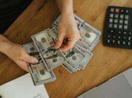 Ticaretin en büyük bariyerlerinden biri olarak görülen sermaye, özellikle yeni girişimcilerin hayallerini ertelemesine ya da vazgeçmesine neden olabiliyor. Ancak dijitalleşen dünya, yeni iş modelleri ve teknolojik altyapılar sayesinde sermayesiz ticaret artık daha mümkün hale gelmiştir. Peki, gerçekten sermayesiz ticaret yapılır mı? Bu sorunun cevabı hem evet hem de hayır olabilir. Çünkü sermayesiz denildiğinde genellikle maddi kaynak eksikliği anlaşılır, ancak ticarette başarı için gereken tek şey para değildir. Konulu bir haber görseli.