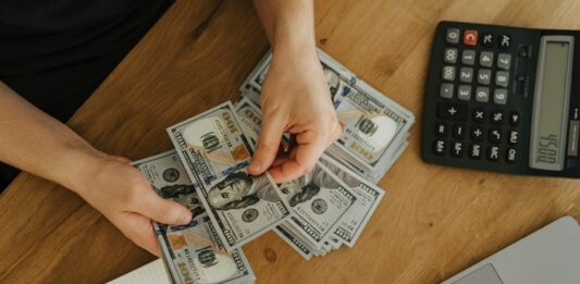 Sermayesiz Ticaret Yapılır mı? Ticaretin en büyük bariyerlerinden biri olarak görülen sermaye, özellikle yeni girişimcilerin hayallerini ertelemesine ya da vazgeçmesine neden olabiliyor. Ancak dijitalleşen dünya, yeni iş modelleri ve teknolojik altyapılar sayesinde sermayesiz ticaret artık daha mümkün hale gelmiştir. Peki, gerçekten sermayesiz ticaret yapılır mı? Bu sorunun cevabı hem evet hem de hayır olabilir. Çünkü sermayesiz denildiğinde genellikle maddi kaynak eksikliği anlaşılır, ancak ticarette başarı için gereken tek şey para değildir. Konulu bir haber görseli.