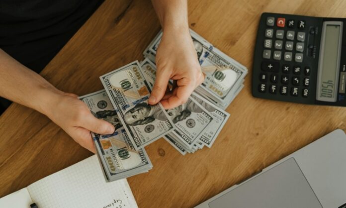 Sermayesiz Ticaret Yapılır mı Ticaretin en büyük bariyerlerinden biri olarak görülen sermaye, özellikle yeni girişimcilerin hayallerini ertelemesine ya da vazgeçmesine neden olabiliyor. Ancak dijitalleşen dünya, yeni iş modelleri ve teknolojik altyapılar sayesinde sermayesiz ticaret artık daha mümkün hale gelmiştir. Peki, gerçekten sermayesiz ticaret yapılır mı? Bu sorunun cevabı hem evet hem de hayır olabilir. Çünkü sermayesiz denildiğinde genellikle maddi kaynak eksikliği anlaşılır, ancak ticarette başarı için gereken tek şey para değildir. Konulu bir haber görseli.