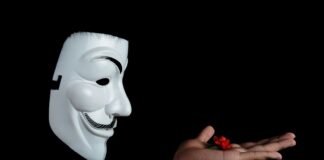 Siber güvenlik, dijital verilerin, sistemlerin ve ağların çeşitli tehditlerden korunması için alınan önlemleri ifade eder. Teknolojinin hızla gelişmesiyle birlikte, internet üzerinden gerçekleştirilen işlemler ve veri paylaşımları her geçen gün artmaktadır. Bu durum, siber saldırılara karşı daha büyük bir savunma ihtiyacı doğurur. Siber güvenlik, kişisel bilgilerden kurumsal veriye kadar çok geniş bir yelpazede korunması gereken değerleri güvence altına alır. Eğer yeterli güvenlik önlemleri alınmazsa, bu dijital varlıklar ciddi tehditlerle karşı karşıya kalabilir. Peki, siber güvenlik neden bu kadar önemlidir ve nasıl işler? Konulu bir haber görseli.