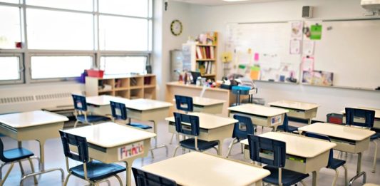 Sınıf yönetimi, öğretmenin sınıf içinde öğrencilerle etkileşimini düzenleme biçimidir. Öğretmenin öğretim sürecindeki rehberlik ve yönlendirmeleri, öğrenci davranışlarını yönlendirme, grup dinamiklerini organize etme ve öğrenme materyallerini etkin kullanma becerisi, sınıf yönetiminin ana unsurlarını oluşturur.