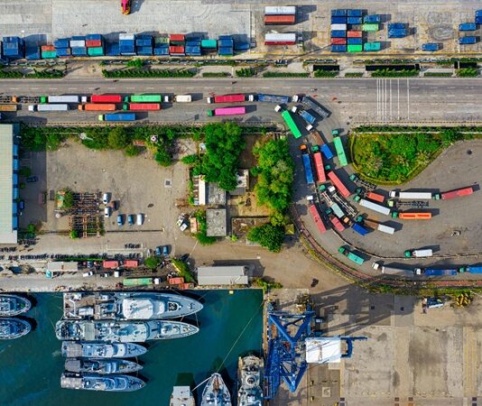 Birçok kişi, şirket sahibi olduğunda bu kişinin işyerinden maaş alıp almadığını merak eder. Şirket sahipliği, işletmenin yönetimini, kararlarını ve finansal sorumluluklarını üstlenen bir pozisyondur. Ancak, şirket sahibi olmak her zaman maaş almak anlamına gelmez. Bu sorunun cevabı, birçok faktöre bağlıdır ve şirketin türüne, sahibinin rolüne ve vergi sistemine göre değişir. Peki, şirket sahipleri maaş alabilir mi ve bu maaş nasıl hesaplanır? Bu yazıda, şirket sahibi maaşıyla ilgili bilmeniz gereken her şeyi detaylı bir şekilde ele alacağız. Konulu bir haber görseli.