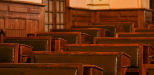 Toplumların siyasete yaklaşım biçimleri, yalnızca hükümetlerin icraatlarına ya da partilerin vaatlerine göre değil, çok daha derin ve tarihsel bir birikim üzerinden şekillenir. Bu birikimin en temel yapı taşlarından biri siyasal kültür kavramıdır. Siyasal kültür, bir toplumun siyasetle kurduğu ilişkiyi, devlete ve otoriteye dair inançlarını, vatandaşlık bilincini ve demokratik değerlere olan bağlılığını yansıtan sosyal bir zemindir. Her birey farkında olsun ya da olmasın, belirli bir siyasal kültürün etkisi altında siyasal davranış geliştirir. Bu da hem seçimlerdeki tercihleri hem de gündelik yaşamda siyasete yüklenen anlamı doğrudan etkiler. Konulu bir haber görseli.