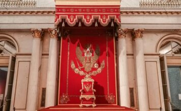 Siyasal meşruiyet, bir yönetim biçiminin halk nezdinde kabul görmesi, onun otoritesinin ahlaki ve hukuki olarak tanınması anlamına gelir. Meşruiyeti olmayan bir yönetim, anayasa ve yasalara dayanıyor olsa bile halkın desteğinden mahrum kaldığı için uzun vadede ayakta kalamaz. Bir devletin ya da siyasi iktidarın kalıcılığı, sadece silahlı güç ya da yasalarla değil, aynı zamanda toplumun büyük bir kesiminin yönetime olan inancıyla da şekillenir. Bu nedenle siyasal meşruiyetin nasıl sağlandığı, sadece siyasi bilimcilerin değil, toplumu yöneten her aktörün en temel sorularından biridir. Konulu bir haber görseli.