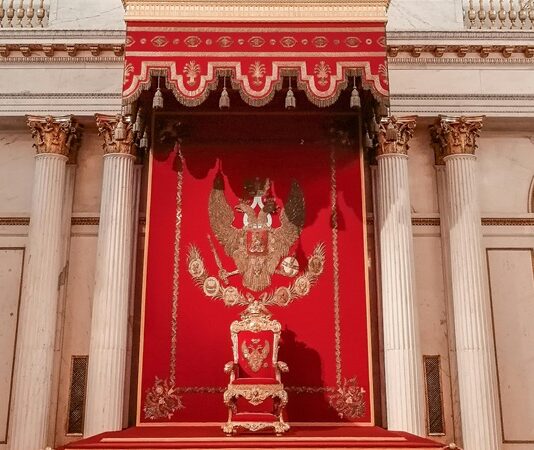 Siyasal meşruiyet, bir yönetim biçiminin halk nezdinde kabul görmesi, onun otoritesinin ahlaki ve hukuki olarak tanınması anlamına gelir. Meşruiyeti olmayan bir yönetim, anayasa ve yasalara dayanıyor olsa bile halkın desteğinden mahrum kaldığı için uzun vadede ayakta kalamaz. Bir devletin ya da siyasi iktidarın kalıcılığı, sadece silahlı güç ya da yasalarla değil, aynı zamanda toplumun büyük bir kesiminin yönetime olan inancıyla da şekillenir. Bu nedenle siyasal meşruiyetin nasıl sağlandığı, sadece siyasi bilimcilerin değil, toplumu yöneten her aktörün en temel sorularından biridir. Konulu bir haber görseli.