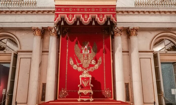 Siyasal meşruiyet, bir yönetim biçiminin halk nezdinde kabul görmesi, onun otoritesinin ahlaki ve hukuki olarak tanınması anlamına gelir. Meşruiyeti olmayan bir yönetim, anayasa ve yasalara dayanıyor olsa bile halkın desteğinden mahrum kaldığı için uzun vadede ayakta kalamaz. Bir devletin ya da siyasi iktidarın kalıcılığı, sadece silahlı güç ya da yasalarla değil, aynı zamanda toplumun büyük bir kesiminin yönetime olan inancıyla da şekillenir. Bu nedenle siyasal meşruiyetin nasıl sağlandığı, sadece siyasi bilimcilerin değil, toplumu yöneten her aktörün en temel sorularından biridir. Konulu bir haber görseli.