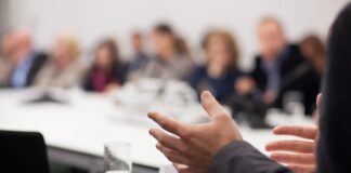 Siyasal sosyalleşme, bireylerin ve grupların, yaşadıkları toplumun siyasi değerlerini, inançlarını ve davranış biçimlerini öğrenmesi, benimsemesi ve bunları hayatlarına entegre etmesi sürecidir. Bu süreç, bireylerin toplum içindeki rollerini ve kimliklerini şekillendirirken, onların siyasete katılım biçimlerini de belirler. Siyasal sosyalleşme, yalnızca seçim dönemlerinde oy kullanmakla sınırlı bir süreç değildir; aynı zamanda bireylerin siyasi tutum, değerler ve inançlarla nasıl etkileşime girdiklerini, toplumsal yapının siyasi işleyişine nasıl katıldıklarını da kapsar. Bu kavram, siyasetin toplumdaki her bireyi etkileyen bir olgu olduğunu ve bu etkinin nasıl oluştuğunu anlamamıza yardımcı olur. Konulu bir haber görseli.