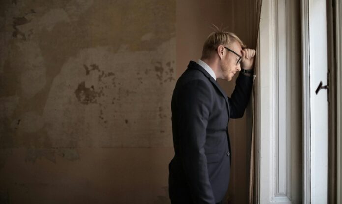 Günümüzde birçok ülkede vatandaşlar ile siyasal kurumlar arasında giderek derinleşen bir güven sorunu yaşanıyor. Bu sorunun merkezinde ise siyasal temsil krizi bulunuyor. Temsili demokrasinin dayandığı en temel yapı olan seçilmiş temsilciler, artık halkın sesini yeterince yansıtmamakla eleştiriliyor. Bu durum, demokratik rejimlerin meşruiyetini sarsmakla kalmıyor; aynı zamanda kutuplaşmayı, siyasal katılımın düşmesini ve popülist hareketlerin yükselmesini de beraberinde getiriyor. Siyasal temsilin sorgulanması, modern demokrasilerde ciddi bir dönüşüm ihtiyacını ortaya koyuyor. Konulu bir haber görseli.