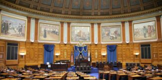 İdeoloji, bir toplumun, grubun veya bireyin dünya görüşünü şekillendiren düşünce sistemidir. Bu sistem; ekonomi, kültür, toplum, hukuk ve özellikle siyaset alanında etkili roller oynar. Modern siyaset tarihi boyunca, ideolojiler sadece partilerin değil, devletlerin bile temel yapı taşlarını oluşturmuş, halk hareketlerine yön vermiş ve savaşların gerekçesi olmuştur. Peki ideoloji ne demektir ve siyasette nasıl kullanılır? Bu soruların cevapları, günümüz politik atmosferini anlamak için hayati önem taşır. Konulu bir haber görseli.