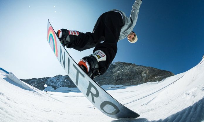 Snowboard, kış sporlarının en heyecan verici ve dinamik dallarından biridir. Kayakla benzerlikler taşıyan ancak farklı bir ekipmanla yapılan bu spor dalında, sporcular kar üzerinde kayarken teknik yeteneklerini sergilerler. Snowboard, hız, denge ve çeviklik gerektiren bir spor olmasının yanı sıra, akrobasi ve serbest stil hareketleriyle de tanınır. Hem amatörler hem de profesyoneller için popüler bir tercih haline gelmiş olan snowboard, kış tatilleri ve dağ sporları denildiğinde akla ilk gelen aktivitelerden biridir. Konulu bir haber görseli.