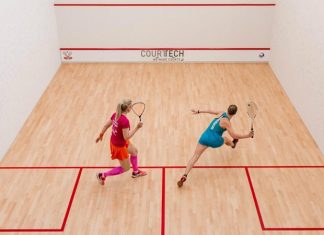 Squash’ın kökeni 19. yüzyıl İngiltere’sine dayanır. İlk olarak Londra’daki Harrow Okulu’nda öğrenciler tarafından oynanmaya başlanmıştır. Zamanla bu oyun yaygınlaşmış ve 1864 yılında squash için ilk kurallar belirlenmiştir.