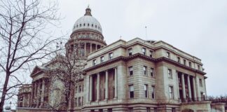 Subvansiyon, hükümetlerin veya diğer kamu otoritelerinin, belirli sektörlere veya şirketlere finansal destek sağladığı bir ekonomik araçtır. Bu destekler genellikle belirli ürünlerin üretim maliyetlerini düşürmek, ekonomik istikrarı sağlamak veya sosyal politikaları desteklemek amacıyla verilir. Subvansiyonlar, devletlerin piyasa dinamiklerini yönlendirme, belirli sektörleri teşvik etme veya tüketici fiyatlarını düşük tutma amacını güder. Ancak, bu tür destekler bazen ekonominin verimliliğini engelleyebilir veya piyasada dengesizliklere yol açabilir. Subvansiyon, hem devlet hem de piyasa aktörleri için büyük bir etkiye sahiptir. Bu yazıda subvansiyonun ne olduğu, nasıl çalıştığı ve ekonomik etkileri üzerinde durulacaktır. Konulu bir haber görseli.