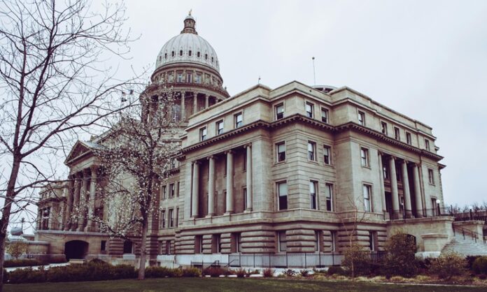 Subvansiyon ve Ekonomiye Etkileri Subvansiyon, hükümetlerin veya diğer kamu otoritelerinin, belirli sektörlere veya şirketlere finansal destek sağladığı bir ekonomik araçtır. Bu destekler genellikle belirli ürünlerin üretim maliyetlerini düşürmek, ekonomik istikrarı sağlamak veya sosyal politikaları desteklemek amacıyla verilir. Subvansiyonlar, devletlerin piyasa dinamiklerini yönlendirme, belirli sektörleri teşvik etme veya tüketici fiyatlarını düşük tutma amacını güder. Ancak, bu tür destekler bazen ekonominin verimliliğini engelleyebilir veya piyasada dengesizliklere yol açabilir. Subvansiyon, hem devlet hem de piyasa aktörleri için büyük bir etkiye sahiptir. Bu yazıda subvansiyonun ne olduğu, nasıl çalıştığı ve ekonomik etkileri üzerinde durulacaktır. Konulu bir haber görseli.