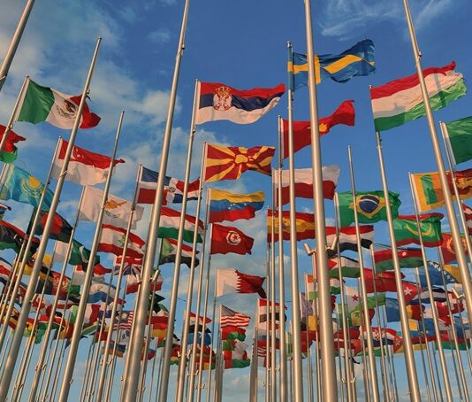 Tarım, insan yaşamının devamı için hayati öneme sahip temel sektörlerden biridir. Küresel çapta milyarlarca insanın hem geçim kaynağı hem de beslenme ihtiyacını karşılayan tarım, stratejik bir ekonomik güç olarak da öne çıkar. Özellikle günümüz dünyasında tarımda liderlik, sadece üretim miktarına değil, verimlilik, teknoloji kullanımı, sürdürülebilirlik ve ihracat kabiliyeti gibi birçok kritere bağlıdır. Peki, tarımda dünya birincisi hangi ülke? Bu sorunun yanıtı, sadece istatistiksel bir veri değil; aynı zamanda küresel ekonomi, politika ve gıda güvenliği için de büyük anlamlar taşır. Konulu bir görsel.