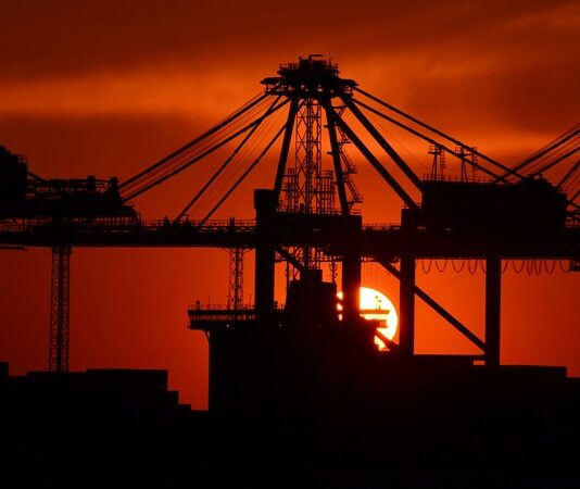 Günümüzde girişimcilik, farklı iş modelleriyle hızla büyüyen bir alan haline gelmiştir. Özellikle teknoloji ve internetin sunduğu olanaklarla birlikte, tek başına bir iş kurmak ve işletmek, her geçen gün daha da yaygınlaşmaktadır. Bu bağlamda, tek kişilik şirketler de önemli bir ticaret şekli olarak dikkat çekmektedir. Tek kişilik şirket, yalnızca bir kişi tarafından yönetilen ve faaliyet gösteren bir işletme modelini ifade eder. Ancak, tek kişilik şirketler konusunda hâlâ pek çok kişi net bilgiye sahip değildir. Konulu bir haber görseli.