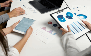 Günümüzde ticaret artık yalnızca fiziksel ürünlerin pazarda el değiştirmesiyle sınırlı değil; teknolojinin sunduğu araçlar sayesinde ticaret küreselleşmiş, dijitalleşmiş ve hız kazanmıştır. Teknolojik gelişmeler, hem üretimden lojistiğe hem de müşteri deneyiminden uluslararası pazarlamaya kadar ticaretin her aşamasını dönüştürmektedir. Konulu bir görsel